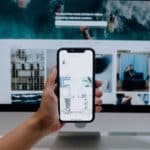 Main tenant un smartphone affichant Instagram, illustrant la gestion des réseaux sociaux d’entreprise