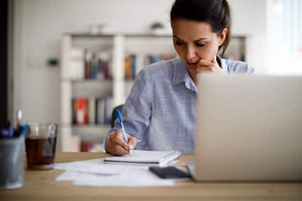 Femme travaillant à la maison