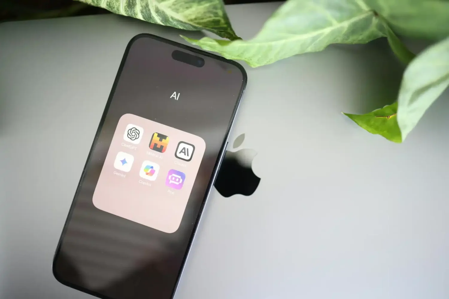 il s'agit d'une photo d'un téléphone montrant toute les applications d'IA