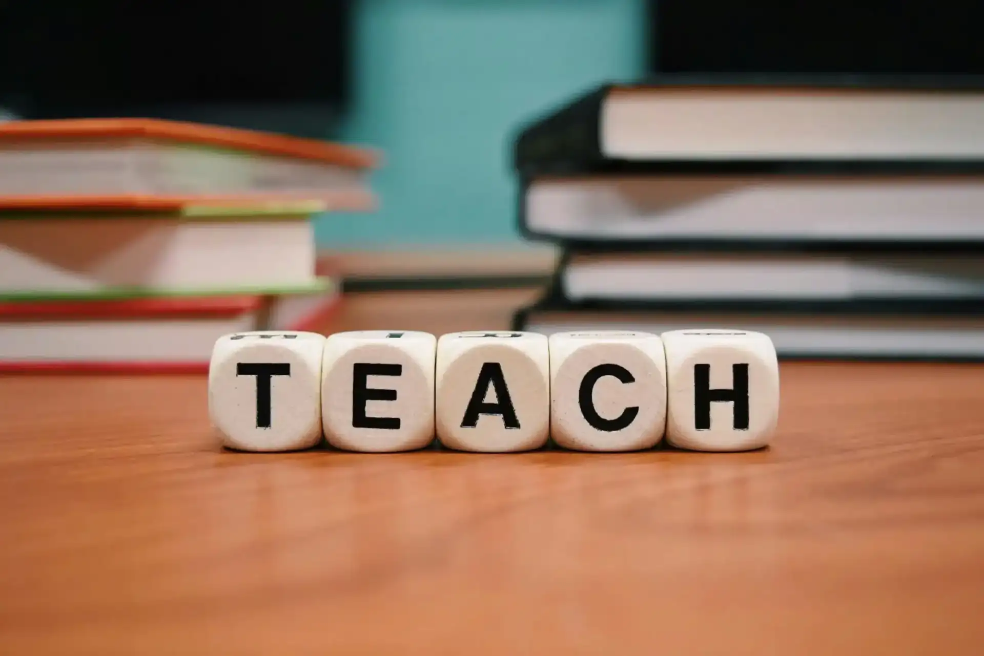 illustration de dés avec marqué teach = apprendre