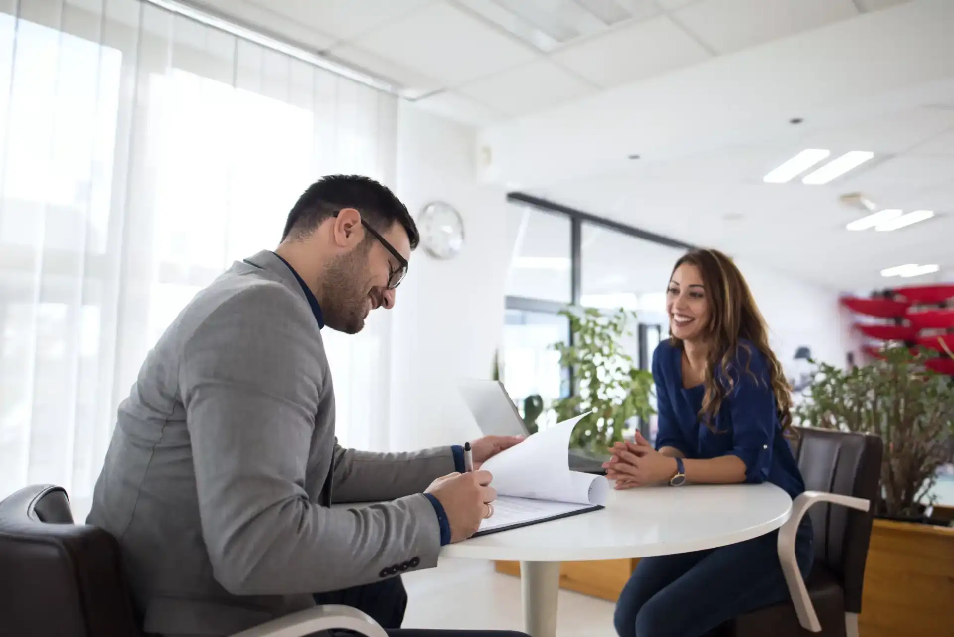 il s'agit d'un homme et d'une femme sur un bureau entrain de faire un entretient d'embauche