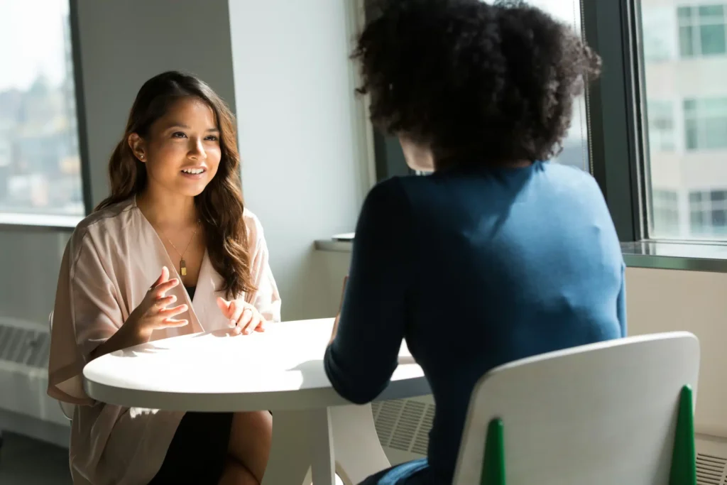 Deux femmes en discussion lors d'un entretien en face à face