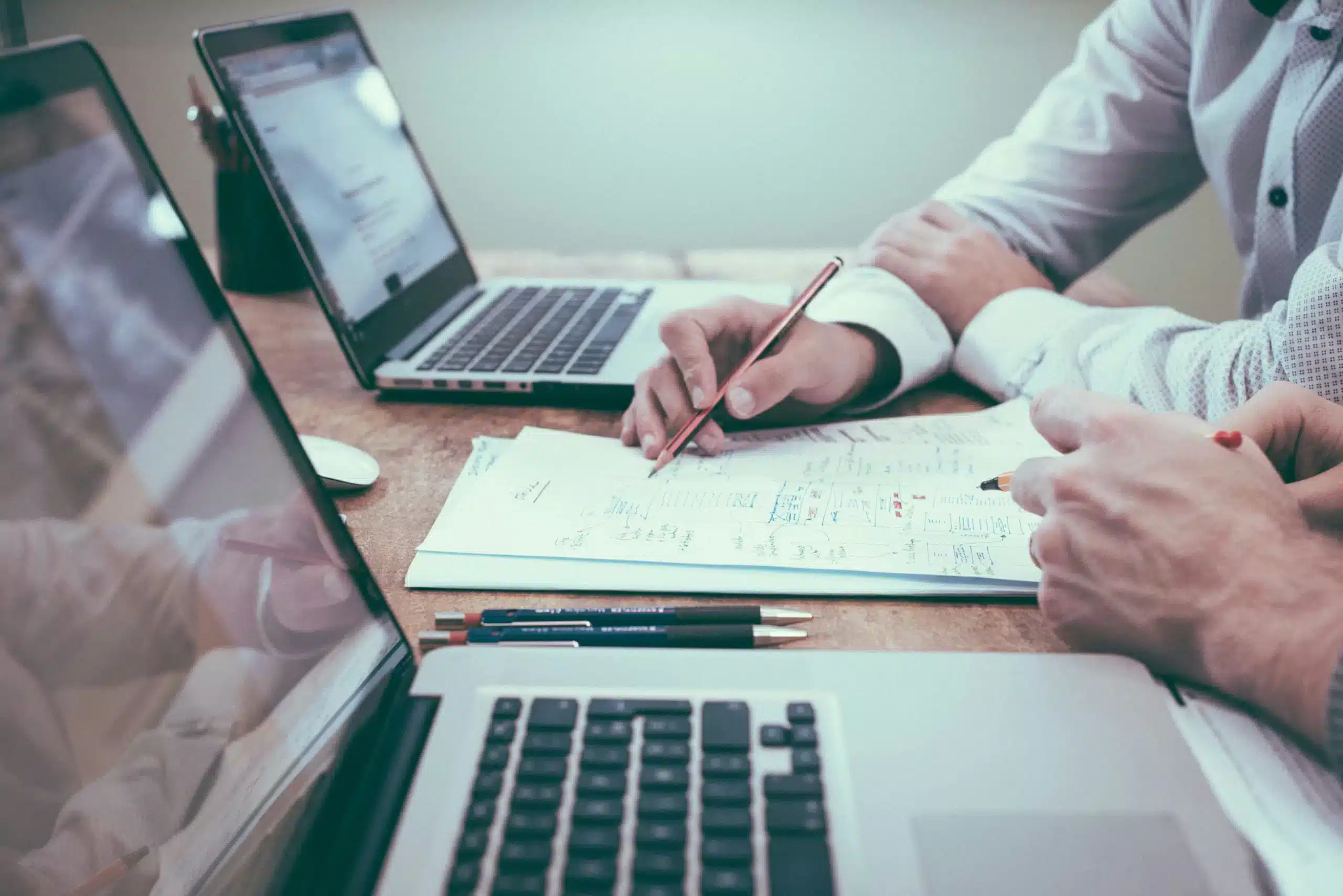 ordinateurs-documents-personnes-travail