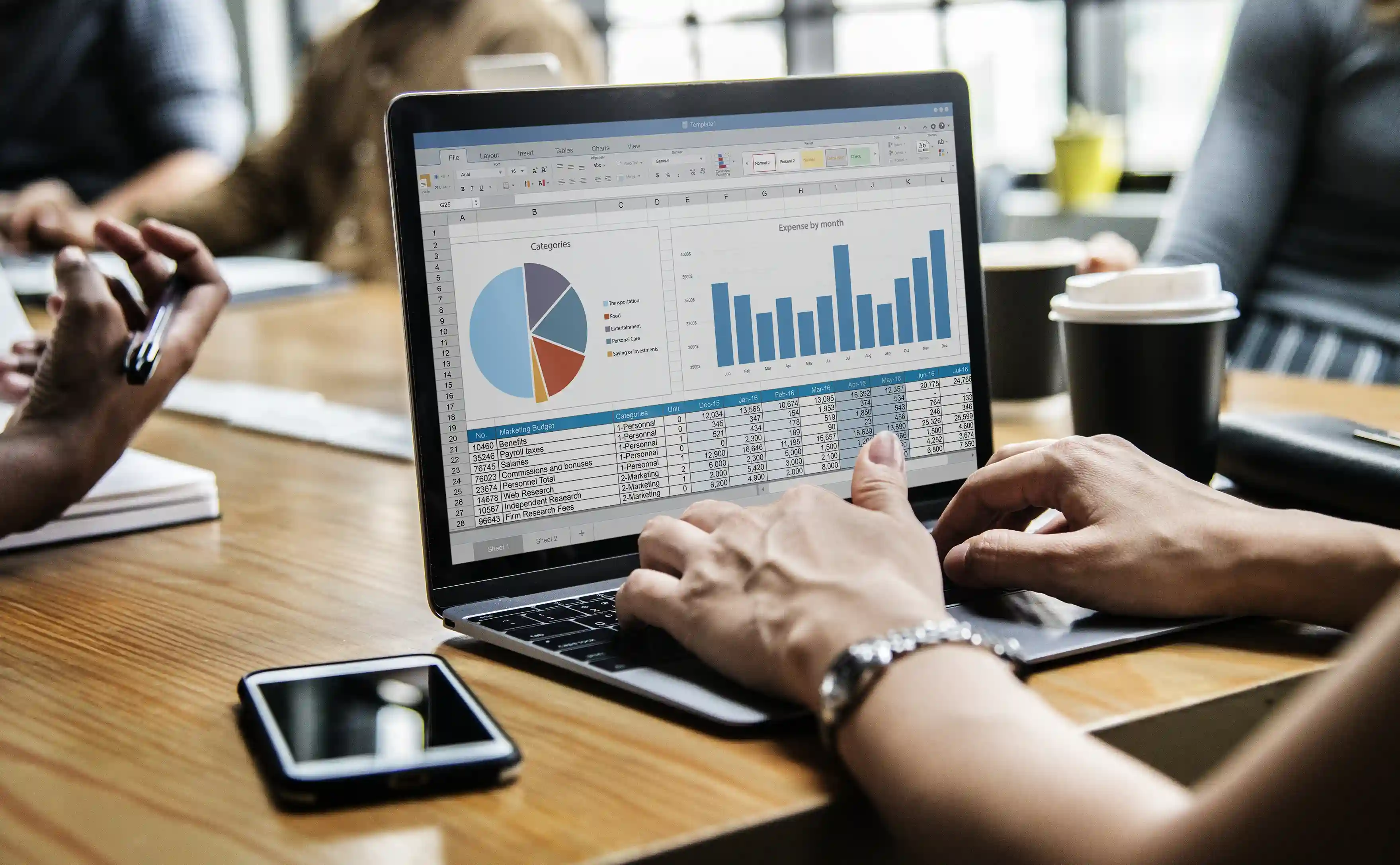 Personne travaillant sur un ordinateur portable avec un tableau Excel